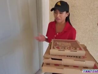 Arrendajo romero y rion rey quiere algunos pizza y ember nieve delivered ella fresco y maravilloso con un extra trío service&period;