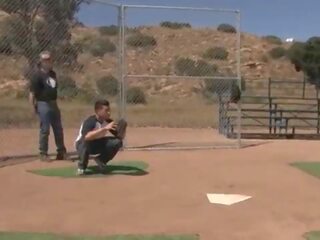 A baseball skupina polna od sluts uporabe njihovo organi da distract na opponent