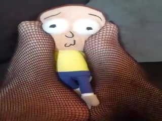 Giantess ממצאים פצפון אדם תחת ספה ו - tramples ו - crushes שלו &lpar;morty plush&rpar;