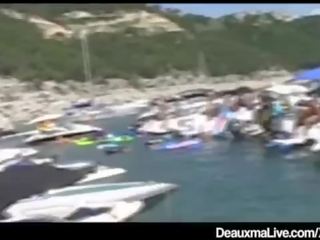 Με πλούσιο στήθος τεκνατζού deauxma μανσόν dives στο texas ερωτύλος σκάφος party&excl;