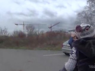 Бідні угорська мед здобули kicked з голий на в buss станція