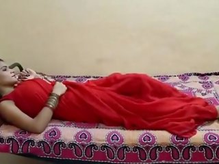 Ινδικό bhabhi πατήσαμε σε κόκκινος saree
