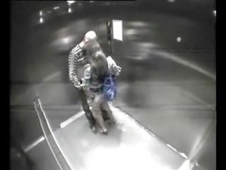 Orang asing mengongkek kanak-kanak perempuan dalam elevator