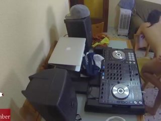 Dj a foder e scratching em o cadeira com um escondido câmara espionagem meu extraordinary gf