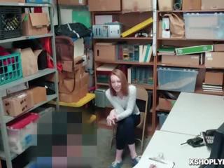 Отпадна shoplyfter katy целувка manhood фураж в тя уста от на lp офицер!