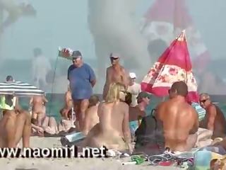 Naomi1 faszverés egy fiatal fickó tovább egy nyilvános tengerpart