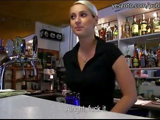 Outstanding superbe bartender baisée pour pognon! - 